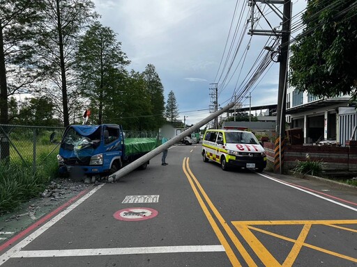 八德小貨車自撞路旁電桿 車頭全毀雙向交通一度中斷