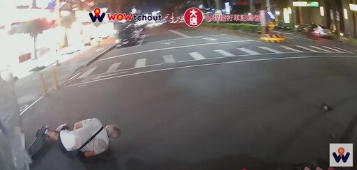 超驚險!男子騎電動滑板車違規闖紅燈 重機閃避不及撞上