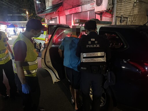 拄拐杖逛夜市跌倒無法起身 中壢警消即刻救援