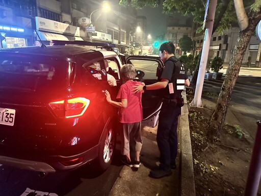 高齡婦散步迷路深夜徘徊街頭 中壢警憑「1關鍵字」找到家屬