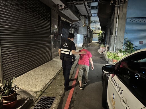 高齡婦散步迷路深夜徘徊街頭 中壢警憑「1關鍵字」找到家屬