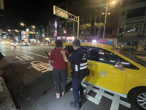 視障男誤闖車道險象環生 壢警伸援化解驚魂
