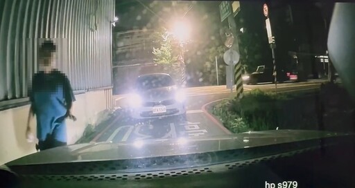 【有片】八德男疑酒醉脫序!失控拍車引擎蓋 行車紀錄器全錄下