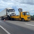 疑未注意前方路況！台66大貨車「騎上」施工防撞車