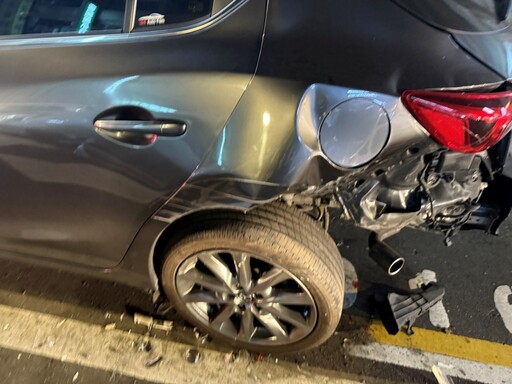 【有片】疑身體不適！桃園多元計程車撞毀消防栓 路邊兩車也遭殃