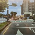 【有片】疑路口未減速 直行機車與左轉自小客碰撞