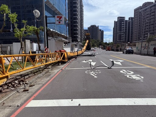 【有片】可怕！桃園龜山爆工安意外 吊車翻覆鐵條擊中路人
