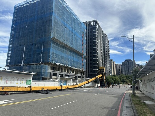 【有片】可怕！桃園龜山爆工安意外 吊車翻覆鐵條擊中路人