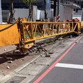 【有片】龜山工地吊臂翻覆波及路人 桃園建管處勒令停工