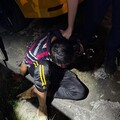 可疑男子防火巷徘徊 疑涉竊案心虛落跑卻摔傷