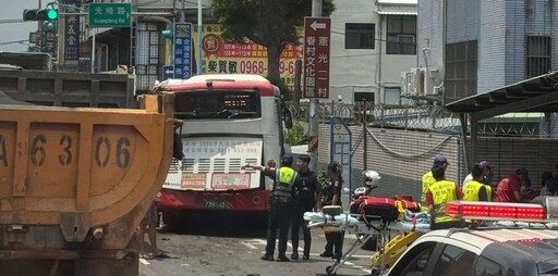 【有片】桃園龜山公車遭砂石車追撞 駕駛座玻璃全碎6人送醫