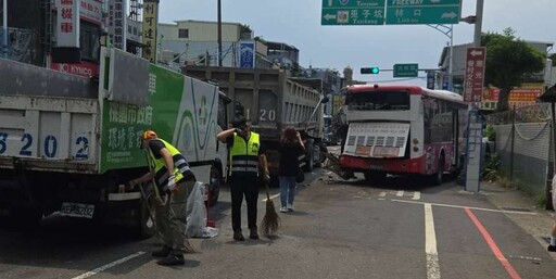 【有片】桃園龜山公車遭砂石車追撞 駕駛座玻璃全碎6人送醫