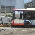 【有片】桃園龜山公車遭砂石車追撞 駕駛座玻璃全碎6人送醫