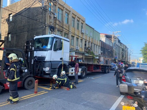 過馬路遇死劫！7旬婦捲曳引車底當場身亡