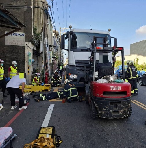 過馬路遇死劫!7旬婦捲曳引車底當場身亡