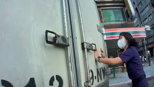 貨車突拋錨尷尬卡路中 桃警、實習生推車助解圍
