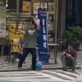【有片】桃園驚傳街頭暴力！男超商外拿椅砸人 警方說話了
