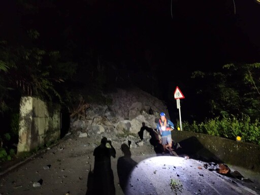 台7桃園復興榮華橋段落石不斷 今無法搶通