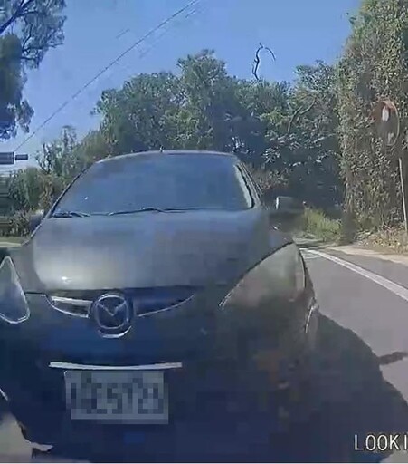 【有片】逆向行駛衝撞女騎士!小客車下秒「誇張行徑」全都錄