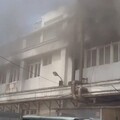 大園竹圍漁港驚傳火警！海產餐廳狂竄濃煙 42名桃園消防緊急灌救