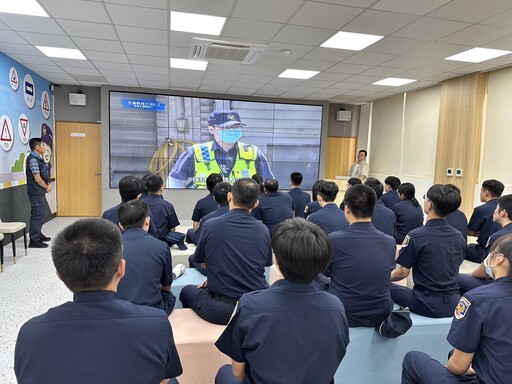 大園分局交安宣導結合虛擬實境 警專生、學童提升交通概念