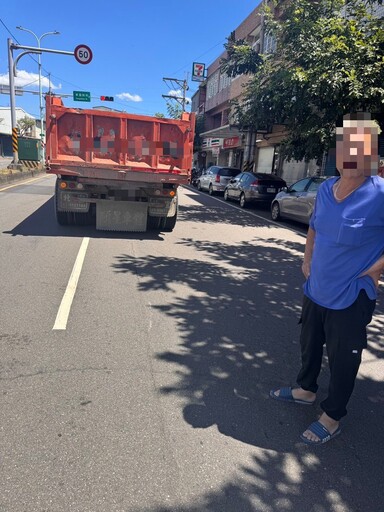 龜山砂石車斗未蓋妥!砂礫灑滿車道險釀禍