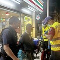 男酒醉無家可歸「睡倒路邊」大園警暖心伸援