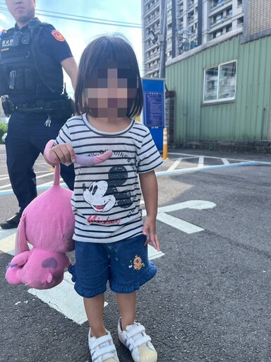 大園2歲童偷溜出門冒險 警察攜手里長助返家