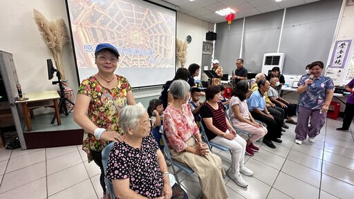 大園橫峰社區慶祝祖父母節 為長輩搥背、奉茶