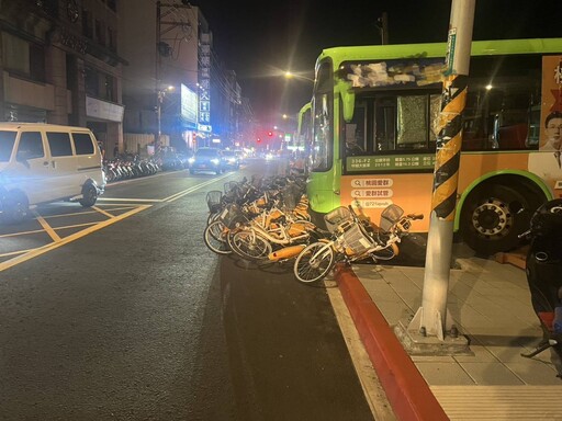 【有片】桃園公車「騎上30台YouBike」 機車騎士差1秒遭殃