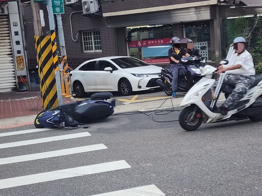 中壢大貨車吊臂勾倒號誌 對向機車騎士遭波及