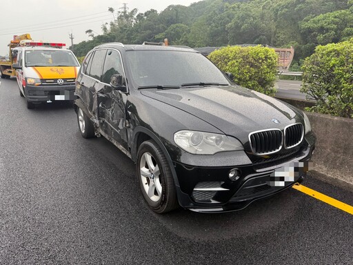 【有片】驚險!國3大溪貨車爆胎失控偏移 自小客遭撞凹1人送醫