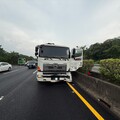 【有片】驚險！國3大溪貨車爆胎失控偏移 自小客遭撞凹1人送醫