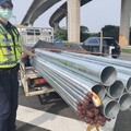 「尾巴」長過頭！國1小貨車超載鋼管 最高恐吃1萬8罰單