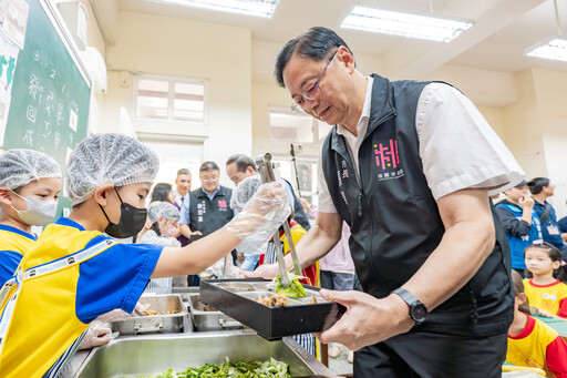 張善政體驗國小營養午餐 承諾嚴格把關供餐來源