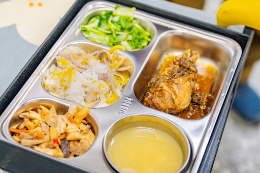 張善政體驗國小營養午餐 承諾嚴格把關供餐來源