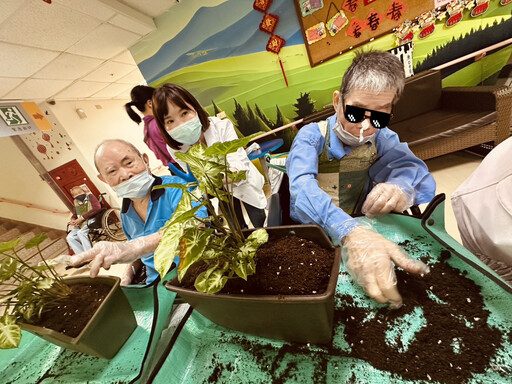 北榮桃分院跨域合作推綠色照護 長輩親手植栽找回生活樂趣