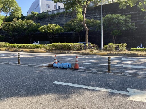 分隔島驚見噴泉!桃園龜山小客車與機車擦撞 送水管排氣閥慘遭波及