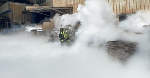 桃園新屋工廠大量高壓氣體洩漏 員工「遭乾冰凍結」失去意識