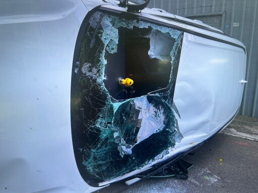 中壢小客車自撞矮牆側翻！擋風玻璃全毀 一家四口慘受傷