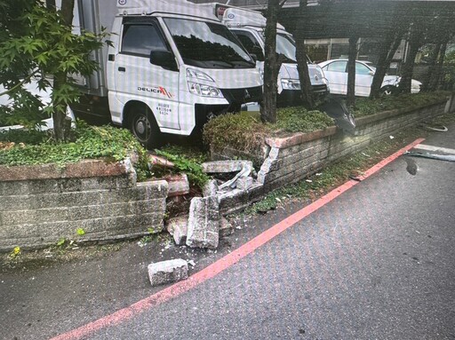 中壢小客車自撞矮牆側翻!擋風玻璃全毀 一家四口慘受傷