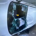 中壢小客車自撞矮牆側翻！擋風玻璃全毀 一家四口慘受傷