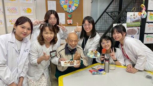 部桃舉辦全榖小學堂 長者DIY飯糰體驗健康飲食