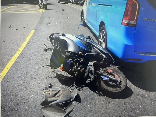 桃園龍安街驚險車禍 騎士被追撞波及對向車倒地掛彩