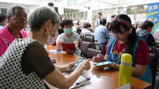 桃園青年局「手機樂齡學堂」開課 志工貼心指導促進跨世代交流
