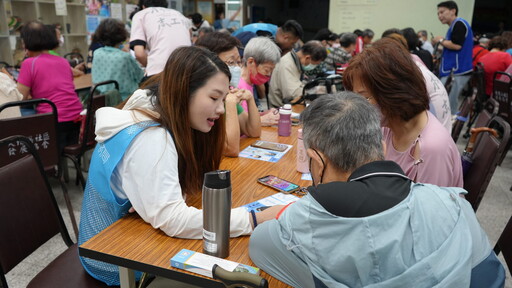 桃園青年局「手機樂齡學堂」開課 志工貼心指導促進跨世代交流