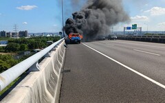 國1南向桃園段火燒車 駕駛及乘客驚險逃生