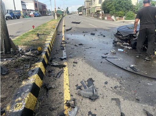 【有片】桃園新屋汽車高速衝撞分隔島翻覆 下秒成火球