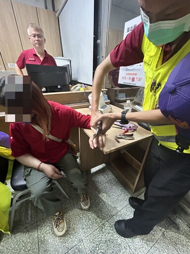 桃園婦銀戒指卡住拔不掉!龍岡消防分隊出動器材剪斷