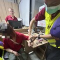 桃園婦銀戒指卡住拔不掉！龍岡消防分隊出動器材剪斷